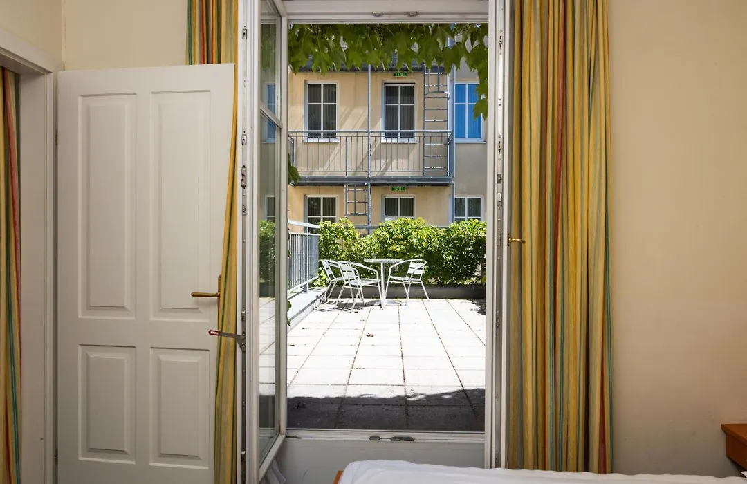 Suite Hotel 900M Zur Oper-1